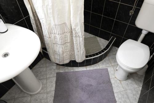 Un baño de Apartments Moskov