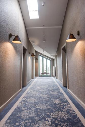 an empty hallway with a long aisle with a window at Parkowa Sypialnia in Rozalin