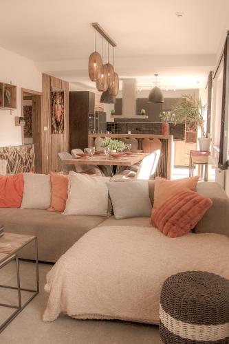 a living room with a couch and a kitchen at Résidence Alissa Charleroi Airport in Charleroi