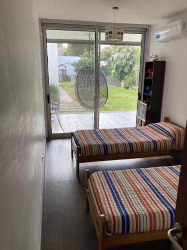 Ένα ή περισσότερα κρεβάτια σε δωμάτιο στο PH tipo casa, con parque y pileta, en La Plata , barrio norte