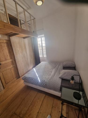 une chambre avec un lit et un parquet dans l'établissement La perle medievale, à Sarlat-la-Canéda