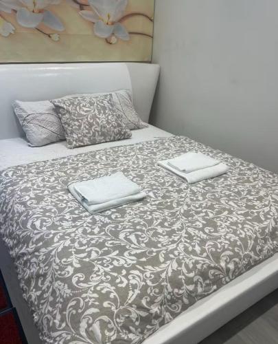 Ένα ή περισσότερα κρεβάτια σε δωμάτιο στο Cozy and close to nature, with free parking!