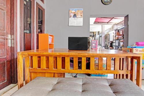 Μια τηλεόραση ή/και κέντρο ψυχαγωγίας στο Hotel O Solo near Solo Safari formerly RR Guesthouse