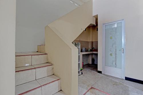 Η κουζίνα ή μικρή κουζίνα στο Hotel O Solo near Solo Safari formerly RR Guesthouse