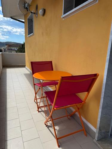two chairs and a table on a balcony at La Casa di Ale in Ceparana