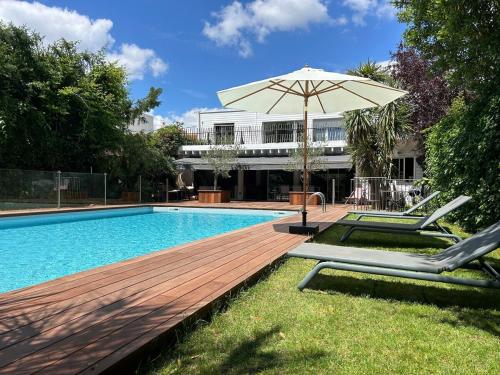 Family home in Bordeaux with large pool