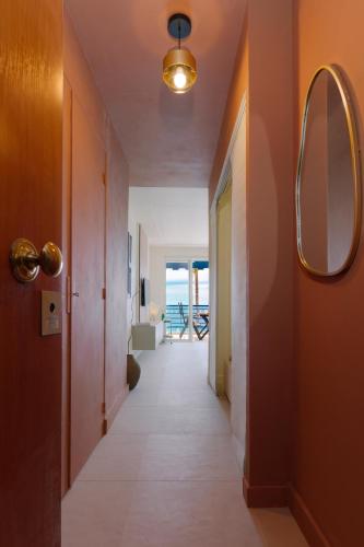 - un couloir menant à une chambre avec vue sur l'océan dans l'établissement Studio terrasse vue mer idyllique, à Antibes