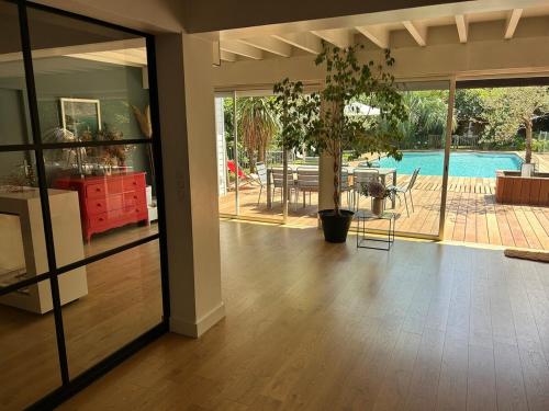 Photo de la galerie de l'établissement Family home in Bordeaux with large pool, à Bordeaux