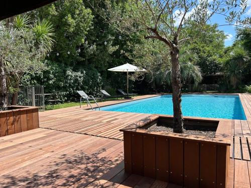 Photo de la galerie de l'établissement Family home in Bordeaux with large pool, à Bordeaux