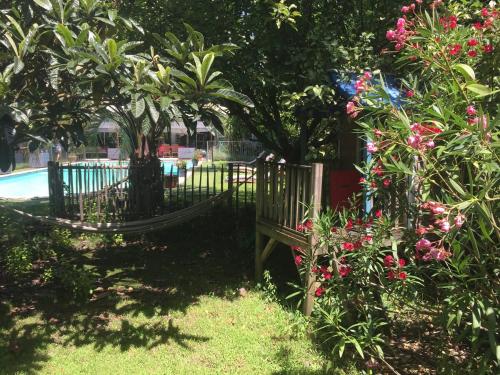 Photo de la galerie de l'établissement Family home in Bordeaux with large pool, à Bordeaux