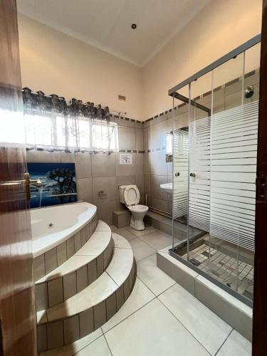 ein Badezimmer mit Badewanne und Toilette in der Unterkunft Peace & Homely Residence in Durban