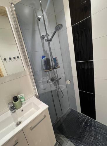 Ένα μπάνιο στο Cozy and close to nature, with free parking!