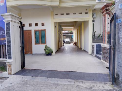 an empty alley way in a building with a hallway at OYO Life 92637 Kost Arya Exclusive in Jambi