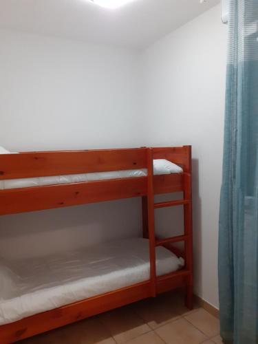 Camera con letto a castello, 2 letti a castello e tenda per la doccia. di Appt T3 Résidence Le Cordouan 3 étoiles avec piscines et sauna a Soulac-sur-Mer