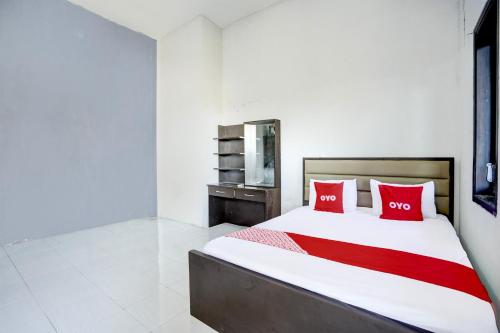 Кровать или кровати в номере OYO Life 92647 Edelweis Homestay