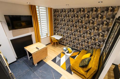 - une vue aérienne sur le salon doté d'un canapé dans l'établissement L'Éden - Centre Mulhouse - Proche Gare, à Mulhouse