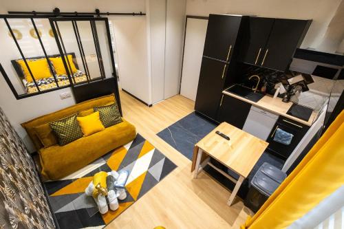 un salon avec un canapé et une table dans l'établissement L'Éden - Centre Mulhouse - Proche Gare, à Mulhouse