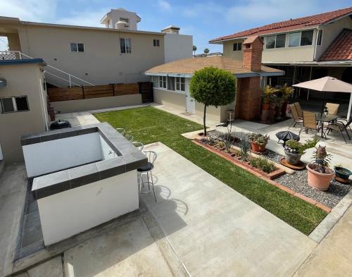 a backyard with a barbecue grill in a house at Seaside Adventure Lodging in Ensenada