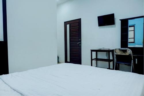 Ένα ή περισσότερα κρεβάτια σε δωμάτιο στο Hotel O Wisma Padi Syariah PanyipatanNearWisata Gunung Birah