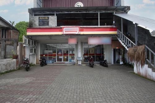 a building with motorcycles parked in front of it at Hotel O Onong's Homestay Near Dodikjur Rindam XIII/Merdeka in Tomohon