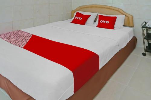 Postel nebo postele na pokoji v ubytování Hotel O Bintaro