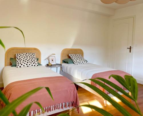 deux lits côte à côte dans une pièce dans l'établissement Casa Maravilla - 85M2 independants, à Valence