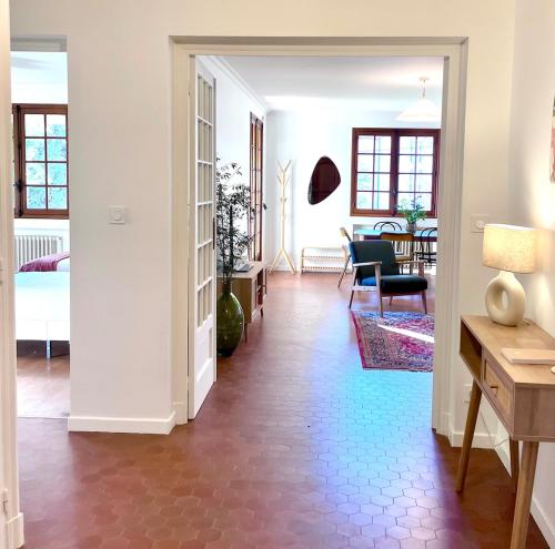 un couloir avec un salon et une salle à manger dans l'établissement Casa Maravilla - 85M2 independants, à Valence