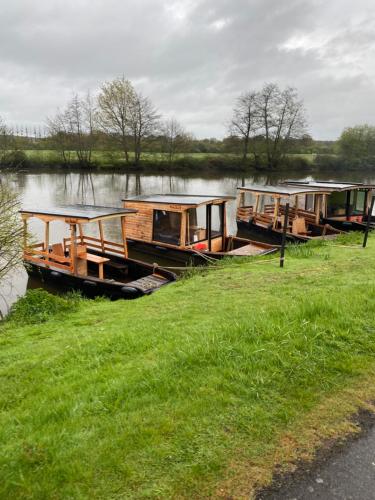 un groupe de bateaux garés sur une rivière dans l'établissement Patouillet bateau naviguant, à Saint-Vincent-sur-Oust
