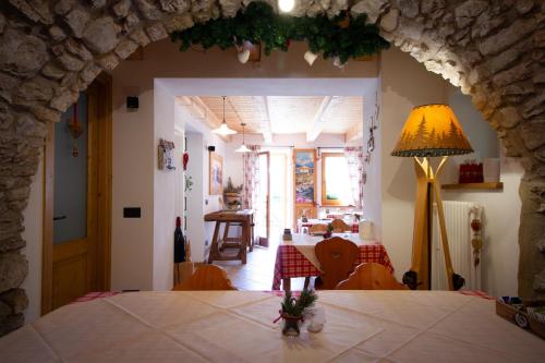 a kitchen and dining room with a table in a room at Ongar Relax b&b in Bosco Chiesanuova