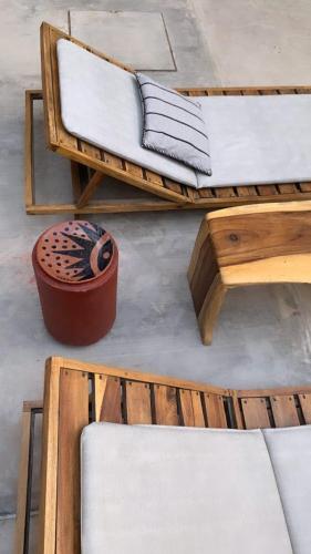 a group of beds sitting on top of a floor at Pineapple Mansion in Paso Hondo