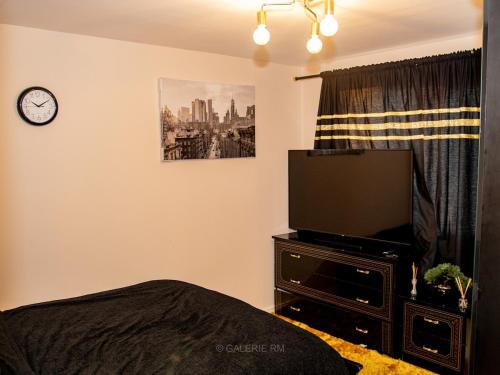 Μια τηλεόραση ή/και κέντρο ψυχαγωγίας στο 2bed Flat with private parking