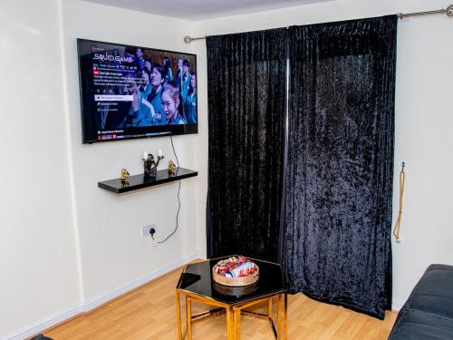 Μια τηλεόραση ή/και κέντρο ψυχαγωγίας στο 2bed Flat with private parking