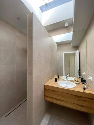 a bathroom with a sink and a mirror at Superbe petite villa moderne surplombant la mer in Saint-Raphaël