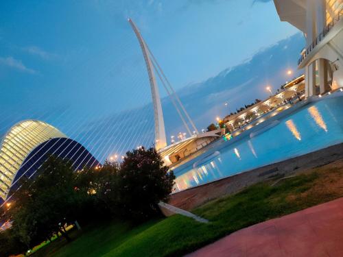 widok na most ambasadora w nocy w obiekcie Habitacion cerca a Ciudad de las Artes y las Ciencias w Walencji