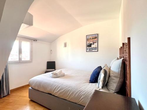 une chambre avec un lit et une fenêtre dans l'établissement Charming peaceful haven in the Golden Square, air-conditioned, à Nice