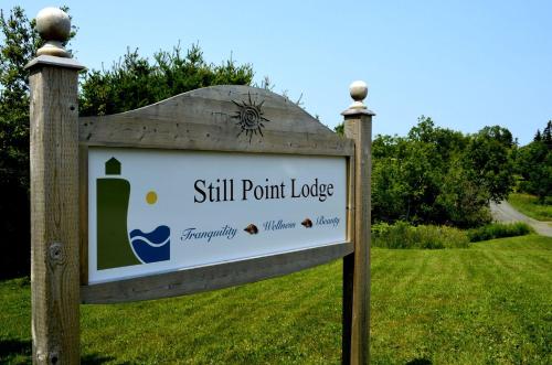 Still Point Lodgeに飾ってある許可証、賞状、看板またはその他の書類