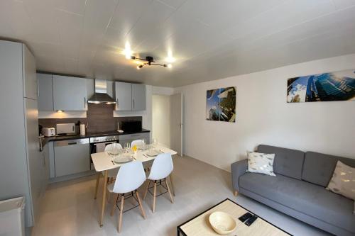 un salon et une cuisine avec un canapé et une table dans l'établissement Ch3-2 Les cosy Nancy by Rock in Share, à Nancy