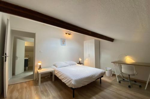 une chambre avec un lit, un bureau et un miroir dans l'établissement Ch3-2 Les cosy Nancy by Rock in Share, à Nancy