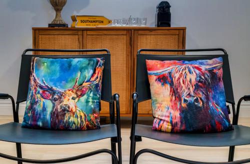 two chairs with a painting of a deer at The Studio Southampton in Southampton