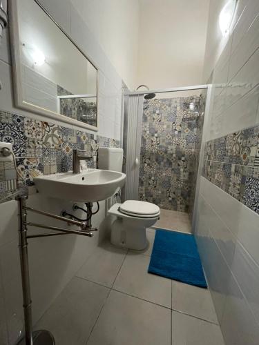 łazienka z umywalką, toaletą i prysznicem w obiekcie B&B Regina Rooms w mieście Avola