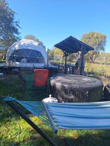 a gazebo with a table and a chair in a yard at Igloo Rasnov in Râşnov