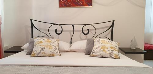 1 cama con cabecero negro y 2 almohadas en Old Town & Free Parking - Sweet Studio Apartment Dado with Balcony, en Split