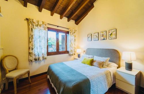 a bedroom with a bed and a window at El Edén de Teté in Argüero