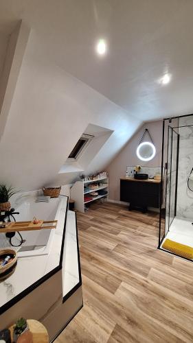 Cette grande chambre est dotée de parquet. dans l'établissement Chambre près du circuit des 24h, à Cérans-Foulletourte