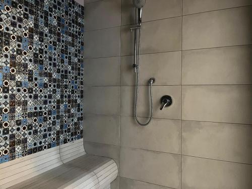 La salle de bains est pourvue d'une douche et d'un banc. dans l'établissement Dependence - Monte Argentario, à Isola Rossa