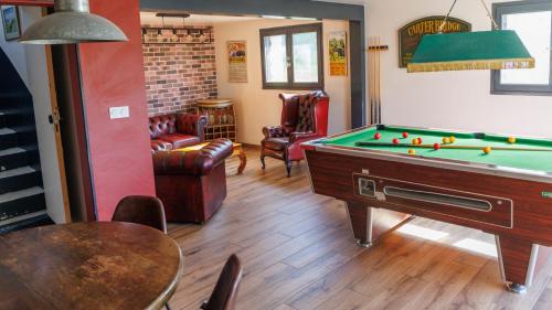 Biliár nebo kulečník v ubytování A 800 m de la plage, 6 chambres 13 pers tout confort