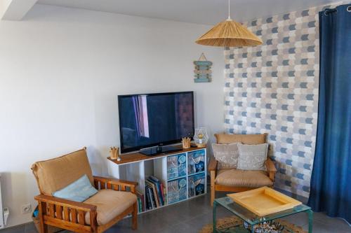 TV a/nebo společenská místnost v ubytování A 800 m de la plage, 6 chambres 13 pers tout confort