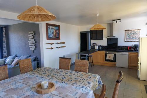 Kuchyň nebo kuchyňský kout v ubytování A 800 m de la plage, 6 chambres 13 pers tout confort