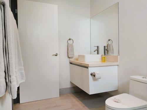 Bilik mandi di Casa de Iluminacion - Gorgeous 5-BR oceanview Villa with private infinity Pool