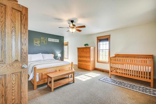 ein Schlafzimmer mit einem Bett und einem Deckenventilator in der Unterkunft Pond Access and Fishing Cedar Lodge in Versailles in Versailles